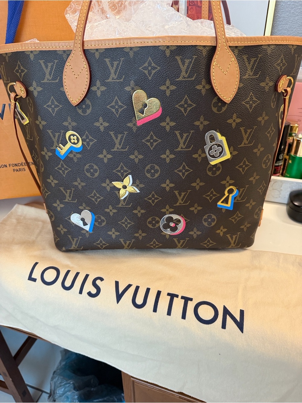 Louis Vuitton Neverfull MM : Limited Edition Love Lock 🥰♥️ - Picture 8 of 15
